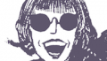 portrait en noir et blanc d'une femme avec des lunettes de soleil, qui rit.